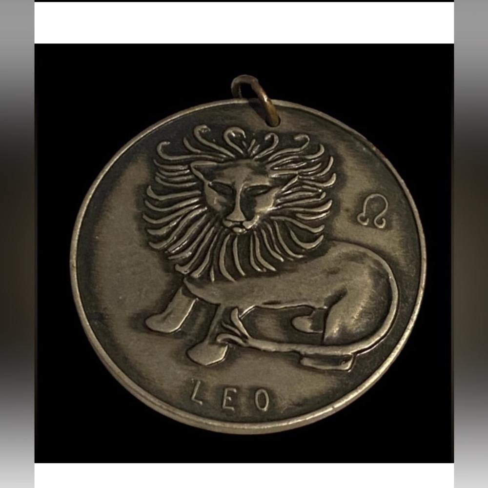 Vintage Leo Astrology Horoscope Medallion Pendant #7575
